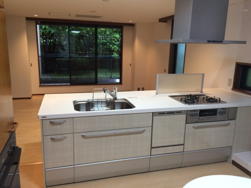 リビングを見渡せるオープンキッチン