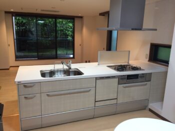 リビングを見渡せるオープンキッチン