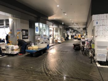 豊洲市場のデザインマンホール